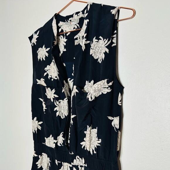 VINCE Chrysanthemum Black & White Print Floral 100% Silk Jumpsuit Size Large - Picture 10 of 12